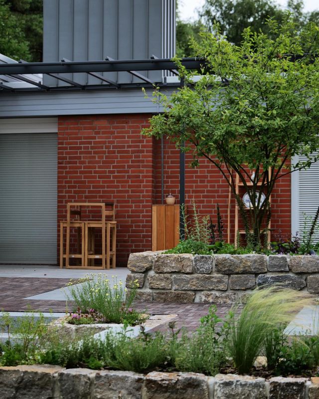Naturnahe Pflanzungen für trockene und sonnige Standorte sind auf dem Vormarsch.
Statt Wasser und Zeit in den Erhalt eurer Beete zu investieren, macht es Sinn, mal einen Blick auf die „Trockenhelden“ zu werfen.
Nicht minder schön und, wo andere Pflanzungen pflegeintensiv daherkommen, trotzen sie den derzeitigen Sommern und gedeihen ohne Unterlass. Zudem: weniger Arbeit im Garten bedeutet mehr Zeit zum Genießen! Wenn das kein Grund ist?

#gärtnerhofweyerdeelen #galabau #gartengestaltung #gartenundlandschaftsbau #klinker #amelanchier #trockenpflanzen #landscapinginspiration #landscapedesign #landscaping #gardendesign #gardeninspiration #gardendesigns #naturnah #gartenbau