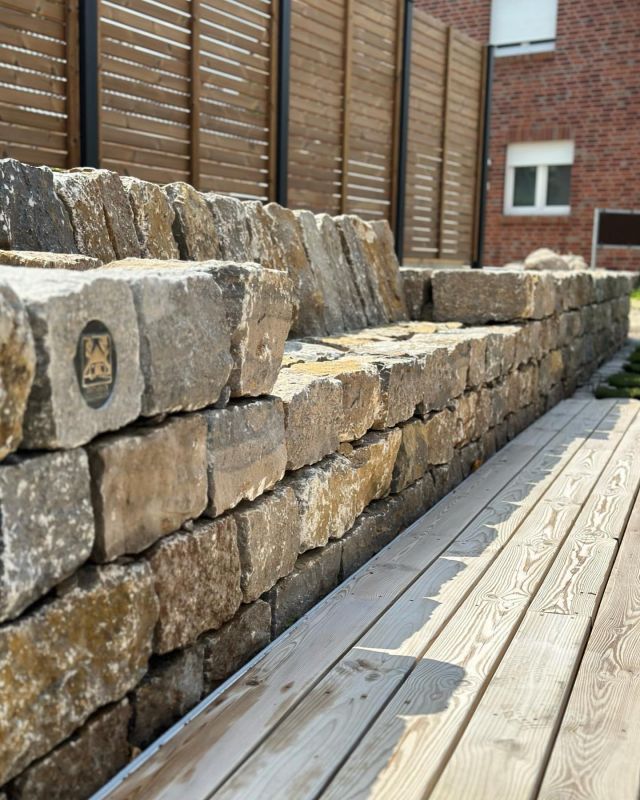 Sitzgelegenheit oder Hochbeet?
Warum nicht beides in einem? Auf kleineerem Raum, den Platz optimal nutzen, heißt die Devise 😎 Wenn bald die Pflanzen einziehen, entsteht hier ein richtig nordisches Grill-Paradies!

#gärtnerhofweyerdeelen #naturstein #natursteinmauer #trockenmauer #galabau #galabauer #gartengestaltung #gartenlandschaftsbau #gartenundlandschaftsbau #landscapingdesign #landscaping #landscapingcompany #gardendesign #gardendesignideas