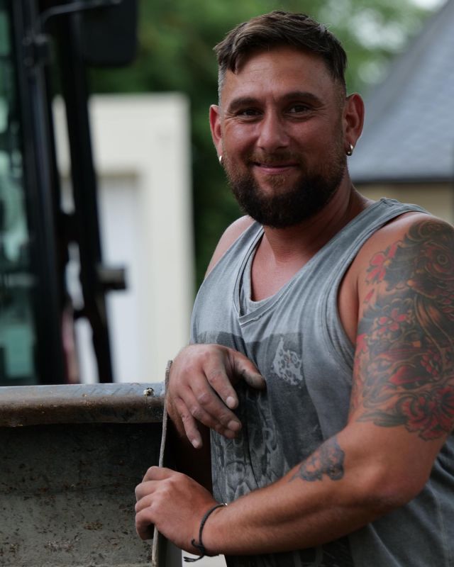 25 Jahre Hilmi!

Wir gratulieren unserem Vorarbeiter Hilmi zu seinem 25-jährigen Jubiläum beim Gärtnerhof und freuen uns sehr, ihn bereits seit so langer Zeit bei uns zu haben. Von der Großbaustelle bis zum Privatgarten, vom Obstbaumschnitt bis zum Ausbilden unserer Lehrlinge auf den Baustellen - alles meistert er in bekannter Perfektion. Danke Hilmi, dass du uns treu bist und ein so unersetzbarer Teil unserer Firma!
Wir freuen uns auf jedes weitere Jubiläum mit dir! 🫶

#GärtnerhofDNA #gärtnerhofweyerdeelen #vorarbeiter #galabau #galabauer #gartengestaltung #gartenlandschaftsbau #gartenundlandschaftsbau #mitarbeiterliebe #team #landscaping #landscaper #landscapinglife #landschafter #gärtner #landschaftsgärtner #vorarbeiter