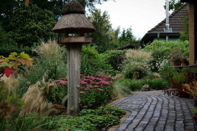Herbstzauber bei unseren Kunden! Die Geduld zu haben, ein paar Jahre darauf zu warten, bis sich eine Pflanzung vollständig entwickelt, ist eine Tugend - keine Frage.
Umso schöner ist aber immer,  nach einiger Zeit zurück zu kommen und zu sehen, dass unser Plan wieder einmal aufgegangen ist, und das Leuchten in euren Augen groß! 🥹🫶🍂

#gärtnerhofweyerdeelen #landscapedesign #landscapingideas #autumngardens #gartenlandschaftsbau #galabau #gartenbau #gardendesign #gardeninspiration #autumnvibes #ornamentalgrasses #landscapeartist